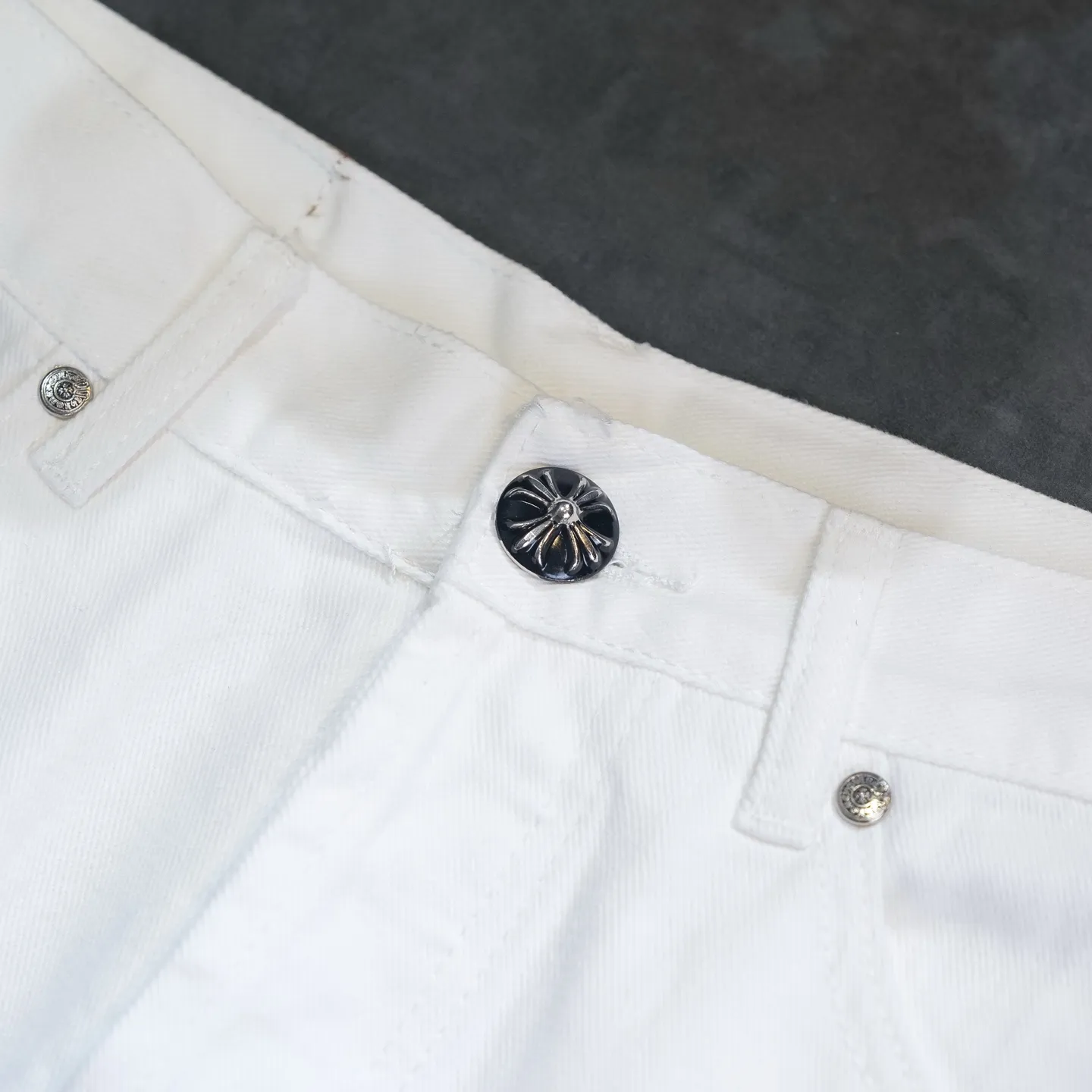 P240 Chrome Hearts Chrome Hearts 2025 New Ice Blue Cross Patch Leather Couple Style Washed Loose Jeans. Styles with different wash textures are very friendly to people with thin legs and thick legs. The straight and loose version is very flattering to the leg shape. The timeless moderate length makes it easy to match casually. It is the basis of various styles and is a must-have in the wardrobe! The fabric is stiff but also makes the upper body soft without losing texture. The washing process is even more perfect. It is a must-have item for everyone! ! ! Size: 28/30/32/34 Waist: 73/78/83/88 Hips: 99/104/109/114 Pants length: 102/104/106/108